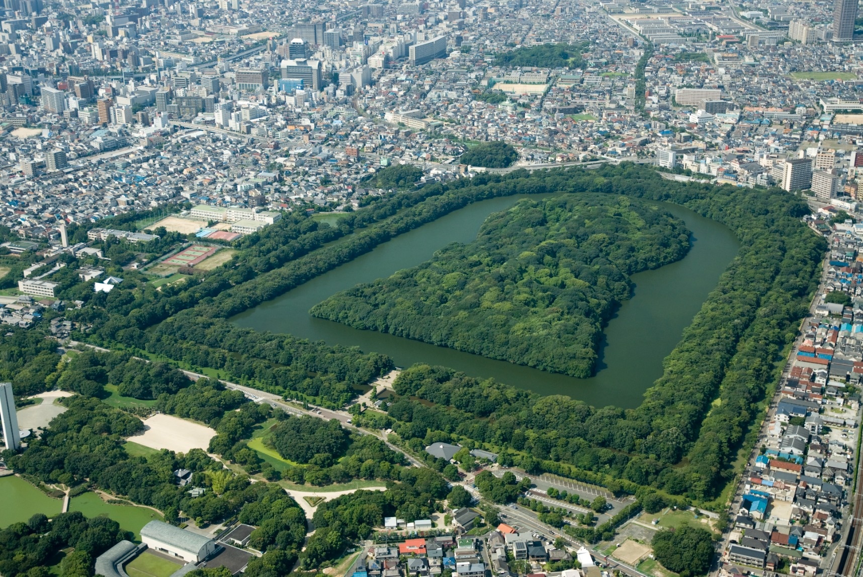 山陰山陽３大百名城と若桜鬼ヶ城跡 世界遺産 百舌鳥古墳群 を往くレアで美味な3日間 連休の旅 新潟発添乗員同行の安心ツアーならトラベルマスターズ トラマス